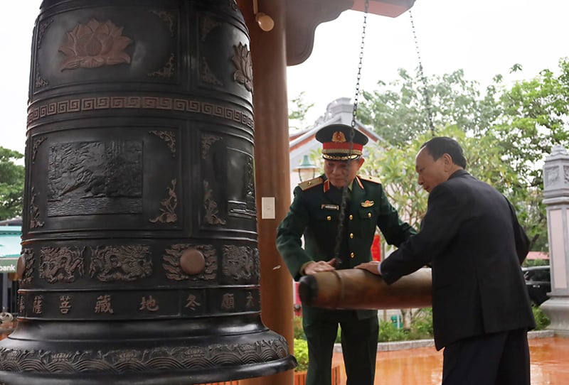 Đồng chí Phó Bí thư Thường trực Tỉnh ủy Trần Hải Châu và đồng chí Thiếu tướng, tiến sỹ Nguyễn Hoàng Nhiên thỉnh chuông, bắt đầu buổi lễ dâng hoa, dâng hương tại Đền thờ Bác Hồ và các anh hùng liệt sỹ. 