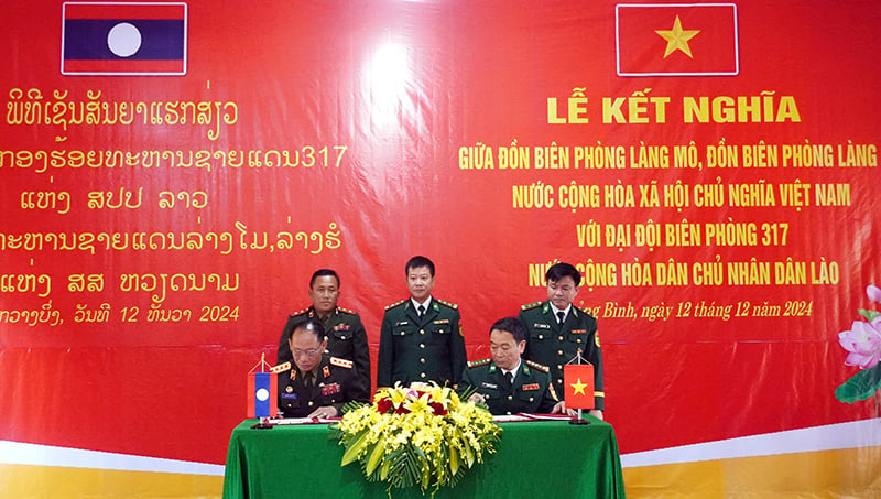 Lễ ký kết nghĩa giữ Đồn Biên phòng Làng Mô, Làng Ho (BĐBP Quảng Bình) và Đại đội 317 (Bộ Chỉ huy Quân sự tỉnh Khăm Muồn)