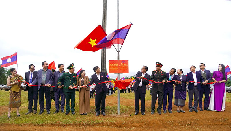 Đoàn đại biểu hai tỉnh khánh thành công trình “Ánh sáng vùng biên”