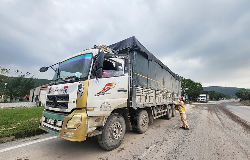 Đo kích thước thành thùng xe chở dăm gỗ trên tuyến Hòn La –Vũng Áng. 