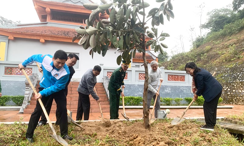 Đại diện lãnh đạo các đơn vị tham gia trồng cây.