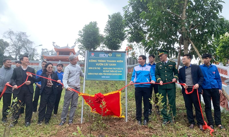 Các đại biểu kéo băng khánh thành công trình.