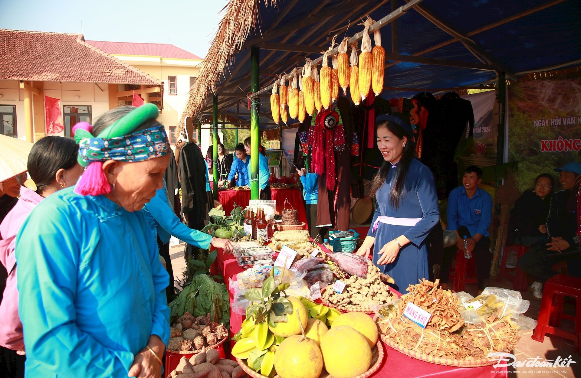 Bà con đồng bào dân tộc Sán Chỉ tham quan, mua sắm tại các gian hàng của thanh niên Quảng Ninh