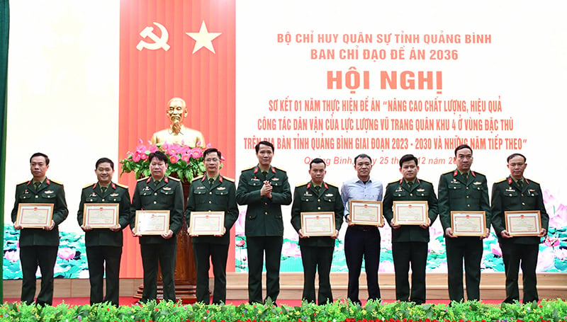 Các tập thể, cá nhân có thành tích xuất sắc được Ban chỉ đạo Đề án 2036-Bộ CHQS tỉnh đã khen thưởng.