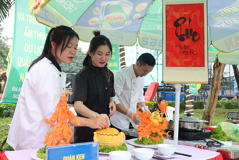 hội thi và trình diễn ẩm thực du lịch Quảng Bình với sự tham gia của các đơn vị hoạt động du lịch trên địa bàn tỉnh. 