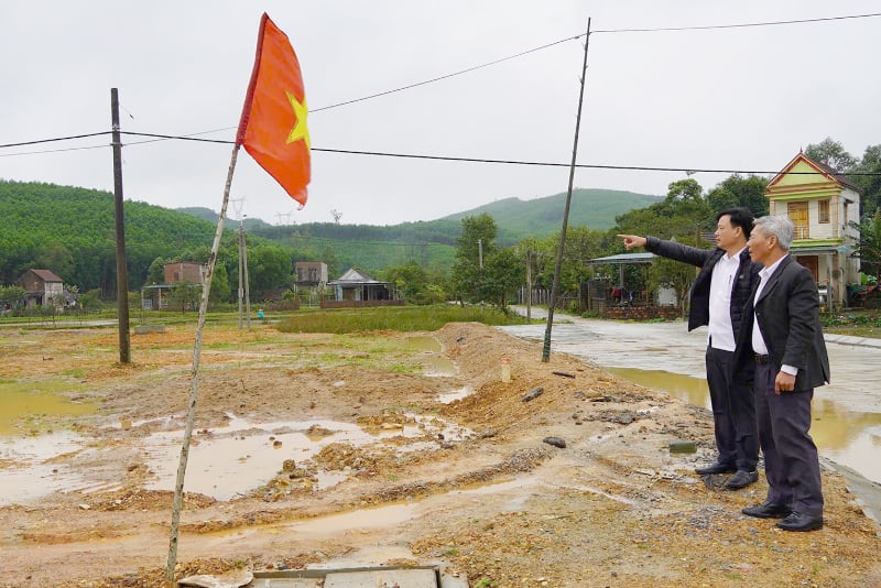 Lãnh đạo xã Liên Trạch luôn quan tâm, sâu sát việc đầu tư xây dựng cơ sở hạ tầng ở địa phương.