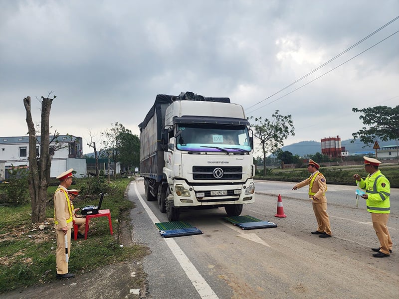 Lực lượng chức năng đón dừng, kiểm tra các phương tiện có dấu hiệu vi phạm.