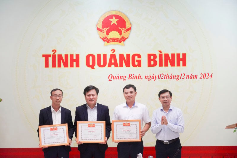 Sở Thông tin-Truyền thông biểu dương, khen thưởng các nhân nỗ lực trong thực hiện dừng công nghệ di động 2G trên địa bàn tỉnh.