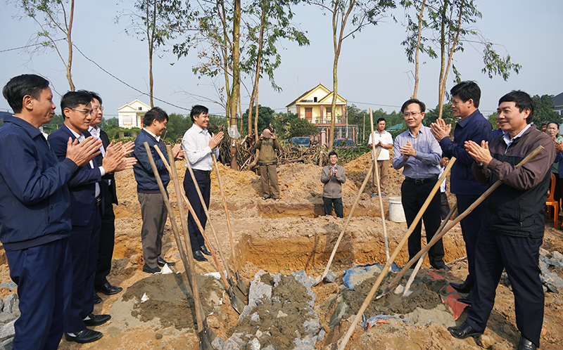  Đồng chí Chủ nhiệm Ủy ban Kiểm tra Tỉnh ủy Lê Văn Bảo cùng các đại biểu động thổ, khởi công xây dựng nhà cho ông Nguyễn Văn Thông.