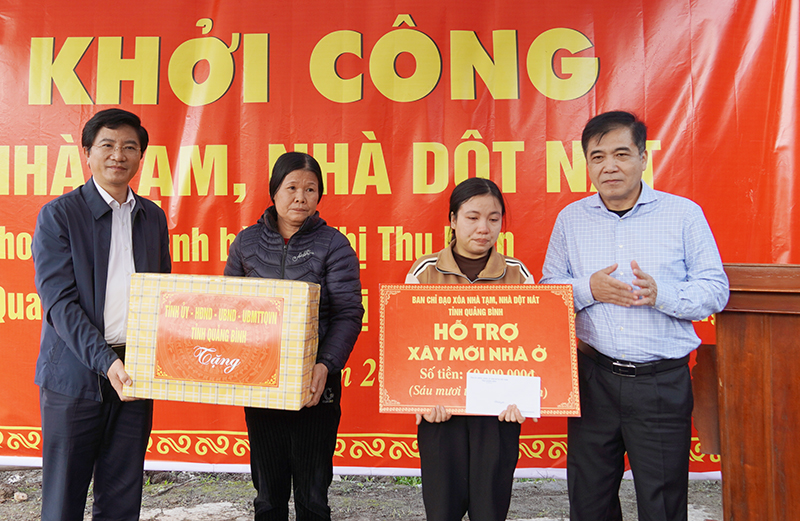 Đồng chí Phó Chủ tịch Thường Trực UBND tỉnh Đoàn Ngọc Lâm và lãnh đạo Thị ủy Ba Đồn tặng quà chị Lê Thị Thu Hiền.