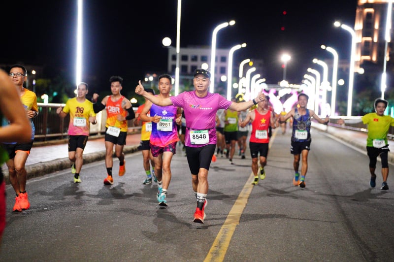 Vận động viên tham gia giải chạy “Quang Binh International Marathon 2024” diễn ra tại TP. Đồng Hới.