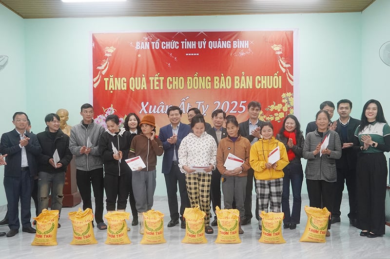 Đồng chí Trưởng ban Tổ chức Tỉnh ủy Trần Vũ Khiêm tặng quà cho người dân bản Chuối xã Lâm Hóa.