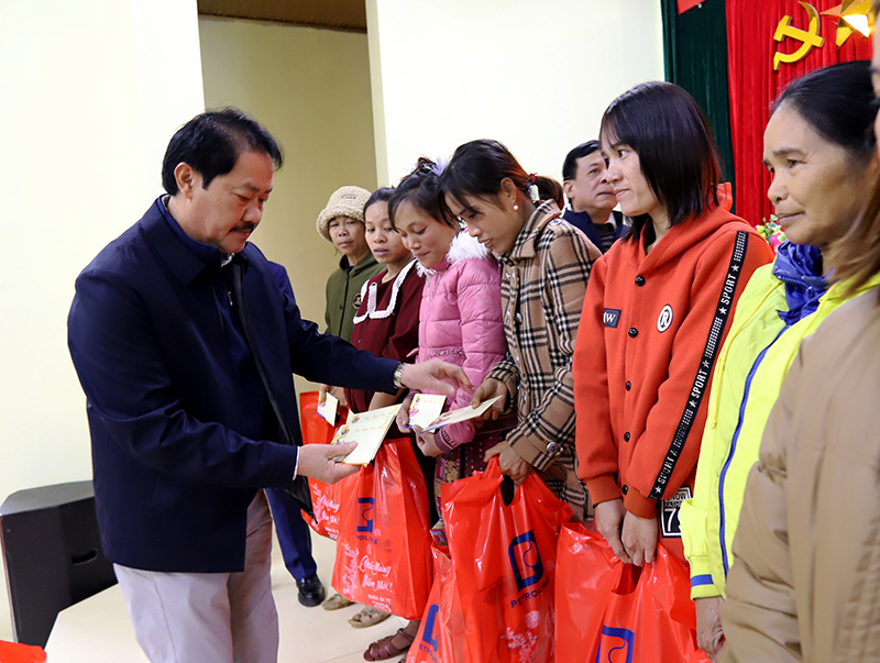 Lãnh đạo Công ty Xăng dầu Quảng Bình tặng quà Tết cho các hộ đồng bào có hoàn cảnh khó khăn ở bản Mới