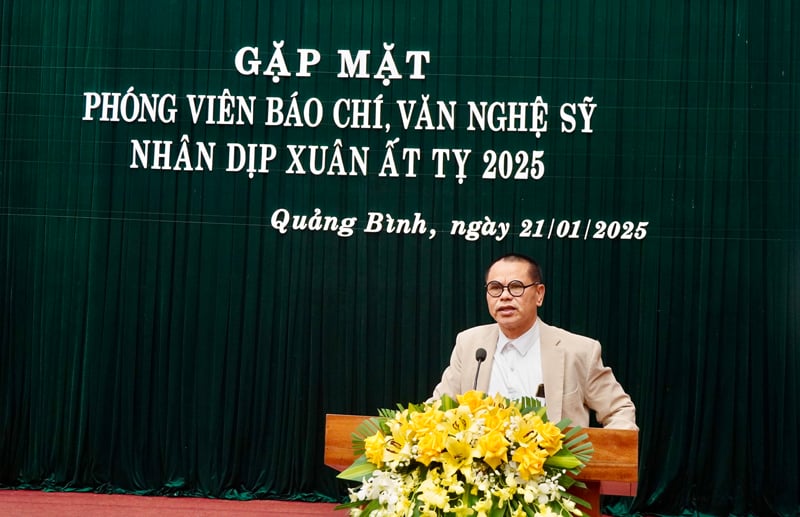 Đại diện lãnh đạo Hội Văn học-Nghệ thuật tỉnh phát biểu tại buổi gặp mặt.