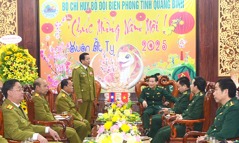 Đại tá Khăm Sỉnh Nôn Thạ Sỏn, Phó Giám đốc Công An tỉnh Khăm Muồn (Lào) phát biểu chúc mừng BĐBP Quảng.