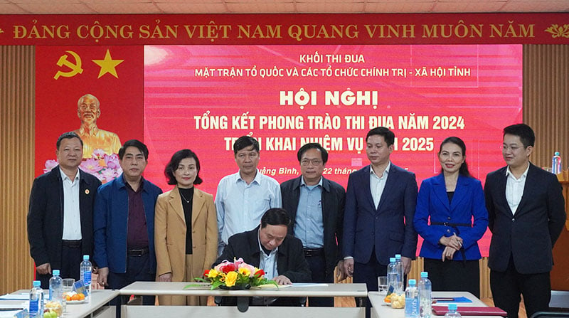 Các đơn vị ký kết giao ước thi đua năm 2025.