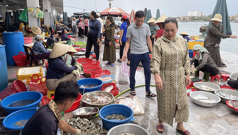 Nhộn nhịp chợ hải sản Đồng Hới