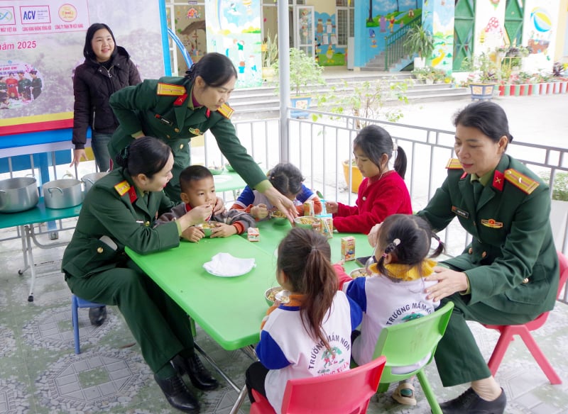 Hoạt động “Bữa cơm cho em” tại Trường mầm non Trường Xuân.