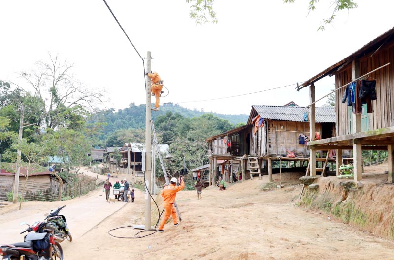 Điện lực Bố Trạch lắp đặt công tơ điện cho đồng bào Ma Coong tại bản Bụt, xã Thượng Trạch.