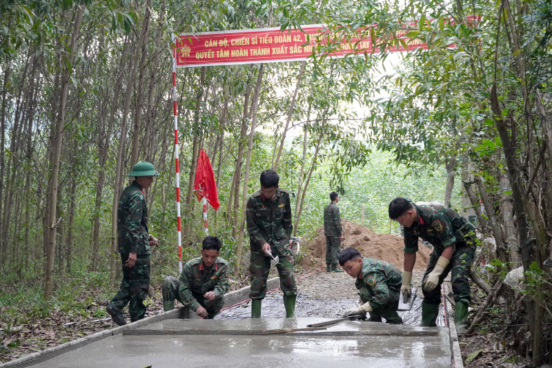 CB, CS Trung đoàn 996 (Bộ CHQS tỉnh) làm “đường quân dân kiểu mẫu” ở bản Khe Dây (xã Trường Xuân, huyện Quảng Ninh).