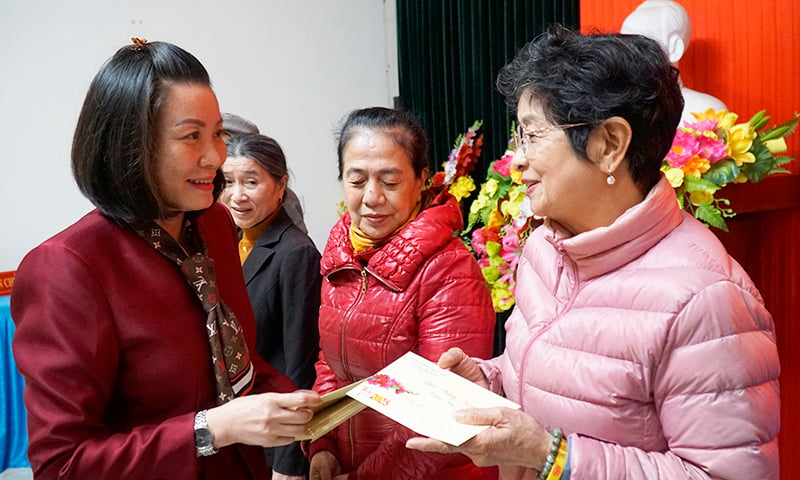 Đồng chí Phó trưởng đoàn phụ trách Đoàn ĐBQH tỉnh, Nguyễn Minh Tâm tặng quà Tết cho các gia đình chính sách và hộ nghèo, cận nghèo. 