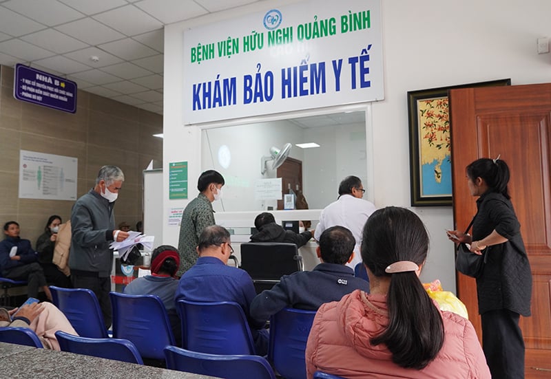 Người dân đến khám BHYT tại Bệnh viện Hữu nghị Quảng Bình, là cơ sở được xếp cấp khám, chữa bệnh cơ bản