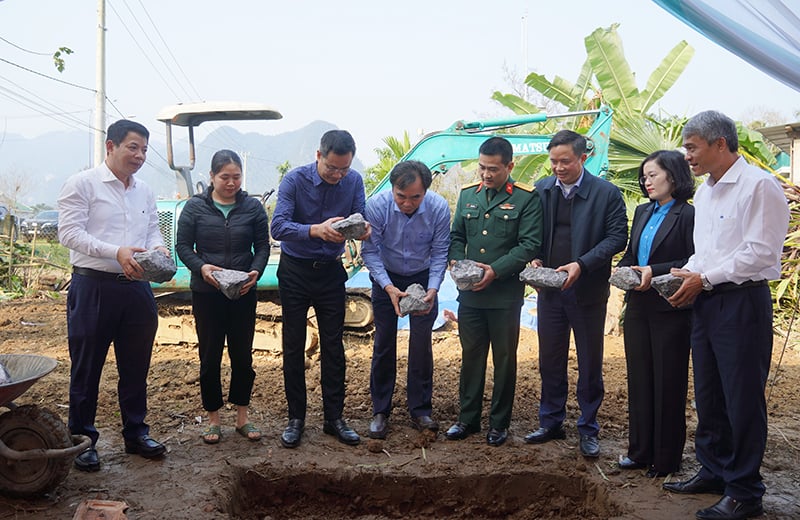 Đồng chí Bí thư Tỉnh ủy Lê Ngọc Quang cùng các đại biểu động thổ khởi công nhà ở cho gia đình bà Cao Thị Hà, thôn Yên Phú, xã Trung Hóa, Minh Hóa. 