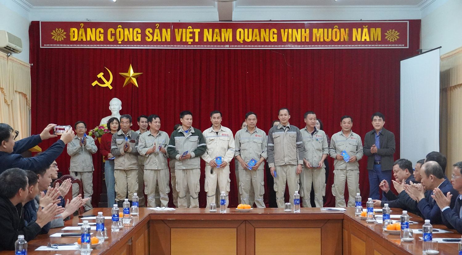 Đại diện lãnh đạo Liên đoàn lao động tỉnh trao quà động viên công nhân, NLĐ Công ty CP Xi măng Sông Gianh.