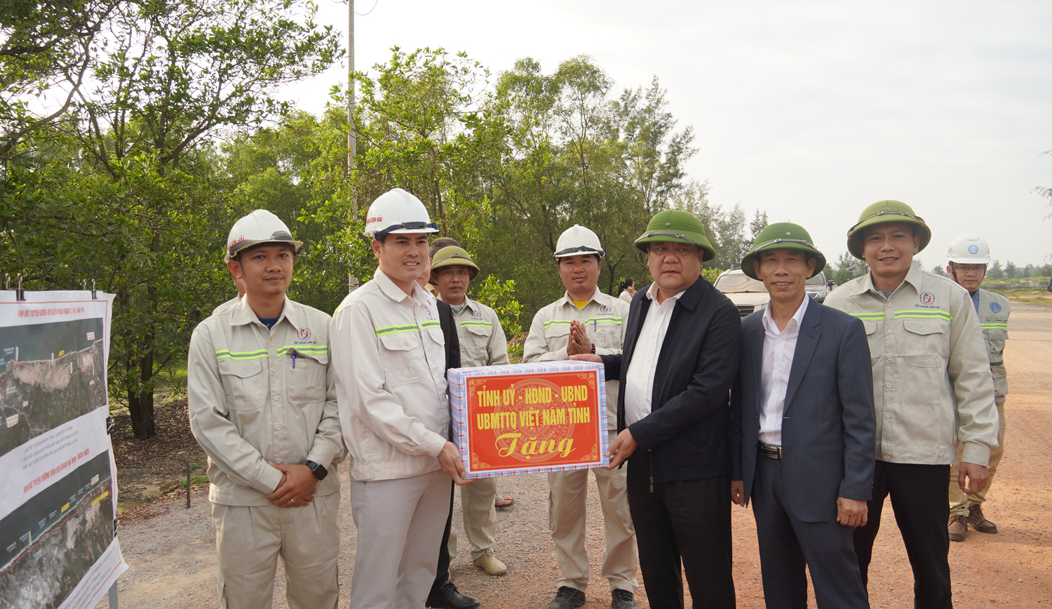 Đồng chí Chủ tịch UBND tỉnh Trần Phong tặng quà, động viên công nhân thi công Dự án Đường ven biển đoạn Hà Trung-Hải Ninh.