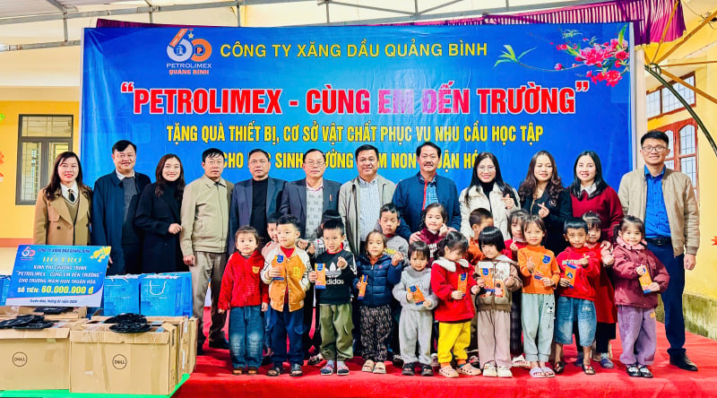 Trao quà cho các em học sinh khó khăn.