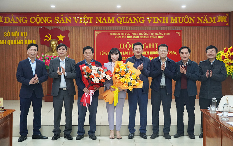 Thi đua 3: Bàn giao đơn vị trưởng khối cho Văn phòng UBND tỉnh, phó khối cho Ban Dân tộc tỉnh.