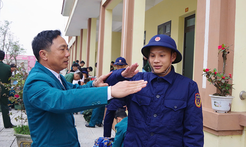 Hướng dẫn động tác chào cho tân binh.