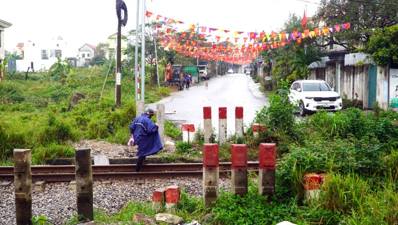 Lối đi tự mở tại phường Bắc Lý, TP. Đồng Hới đã được rào chắn nhưng một số người dân vẫn cố tình đi qua.