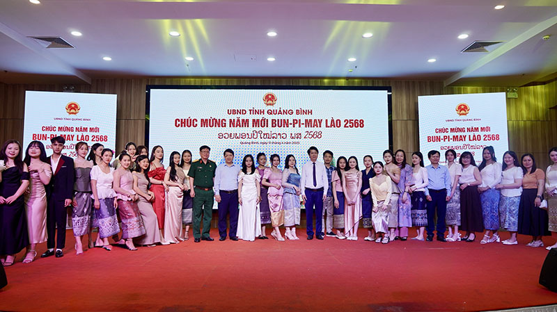 Các đại biểu chụp ảnh lưu niệm với cán bộ, sinh viên Lào đang học tập tại Quảng Bình.