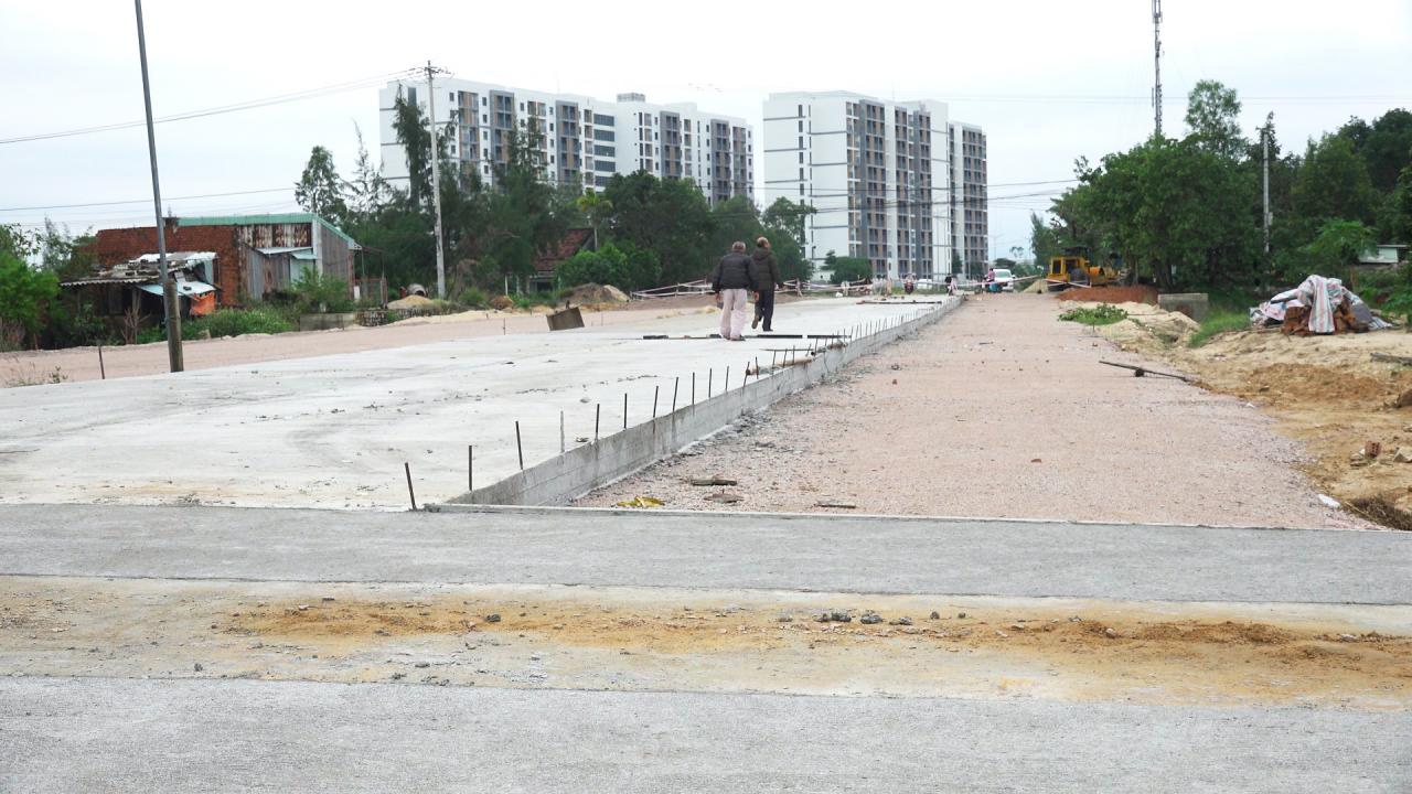 Công trình vừa thi công 6m mặt đường đoạn giao nhau với đường Thanh niên nhưng rất nguy hiểm khi lưu thông. Ảnh: PHAN VINH