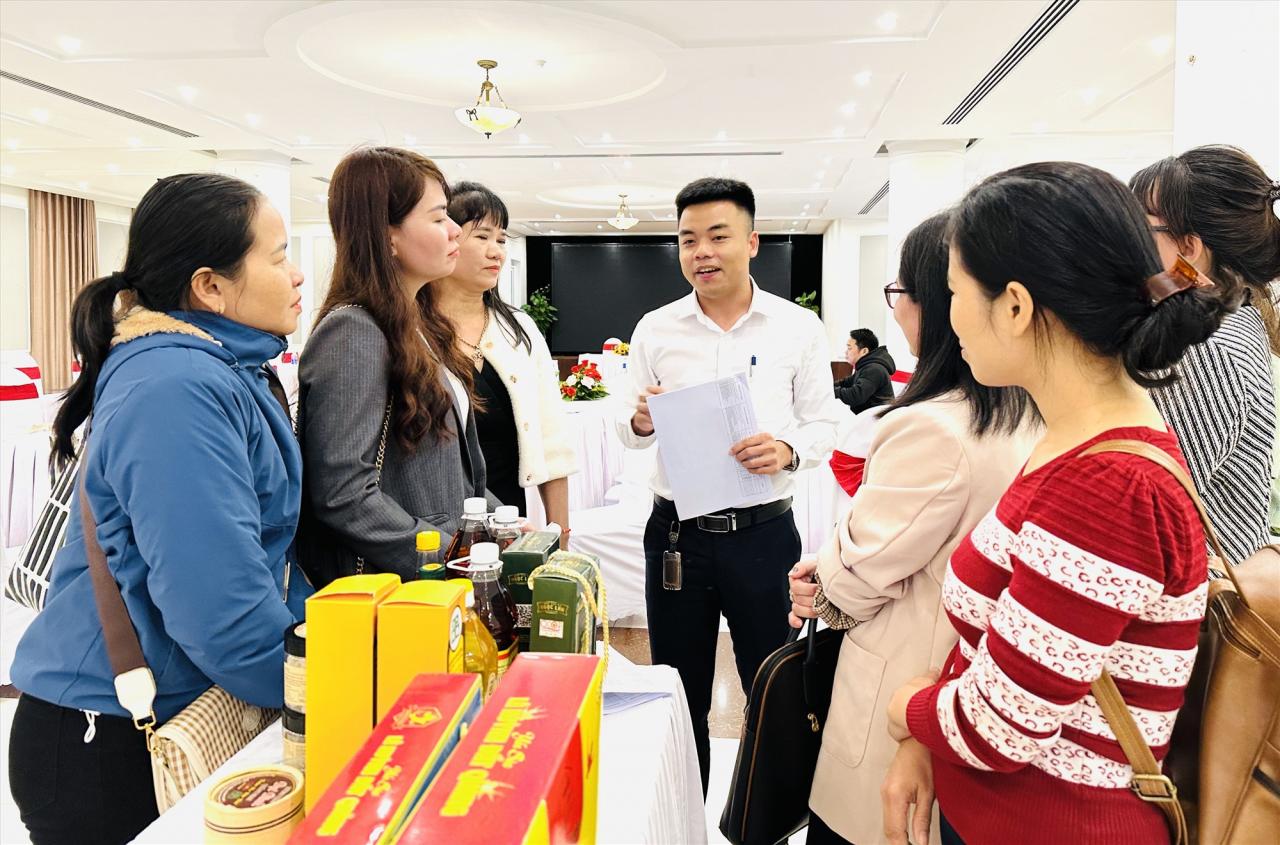 Le représentant du supermarché Go Tam Ky guide les entités dans le processus de mise en place des produits OCOP dans le système. Photo : VINH-SU