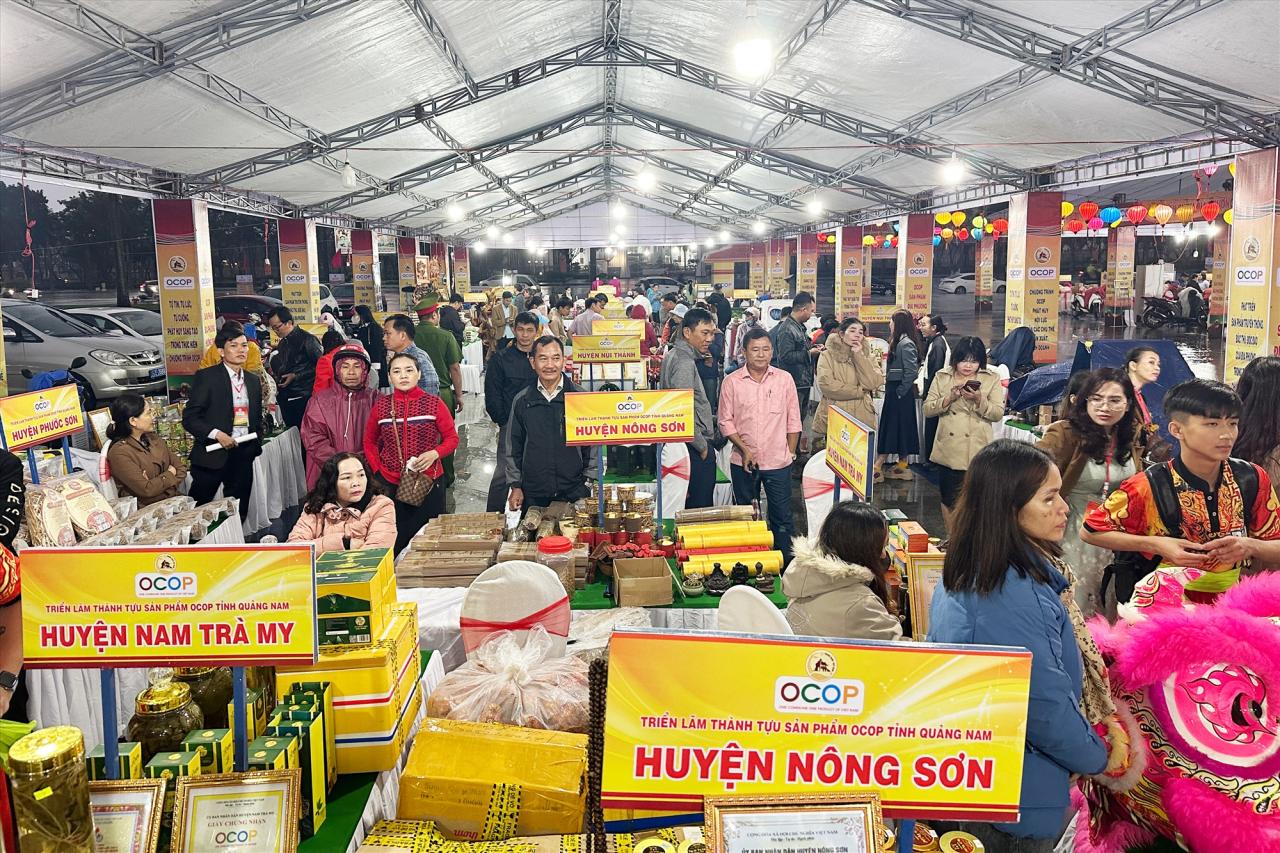 Espace d'exposition présentant les réalisations des produits OCOP en 2023. Photo : SU - VINH