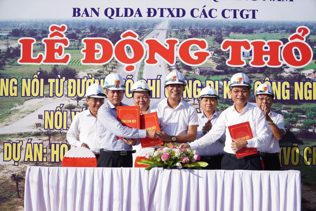 Lãnh đạo tỉnh chứng kiến ký cam kết giải phóng mặt bằng để thi công dự án đường nối từ đường Võ Chí Công đi khu công nghiệp Đông Quế Sơn nối với QL14H và QL1. Ảnh: HỒ QUÂN