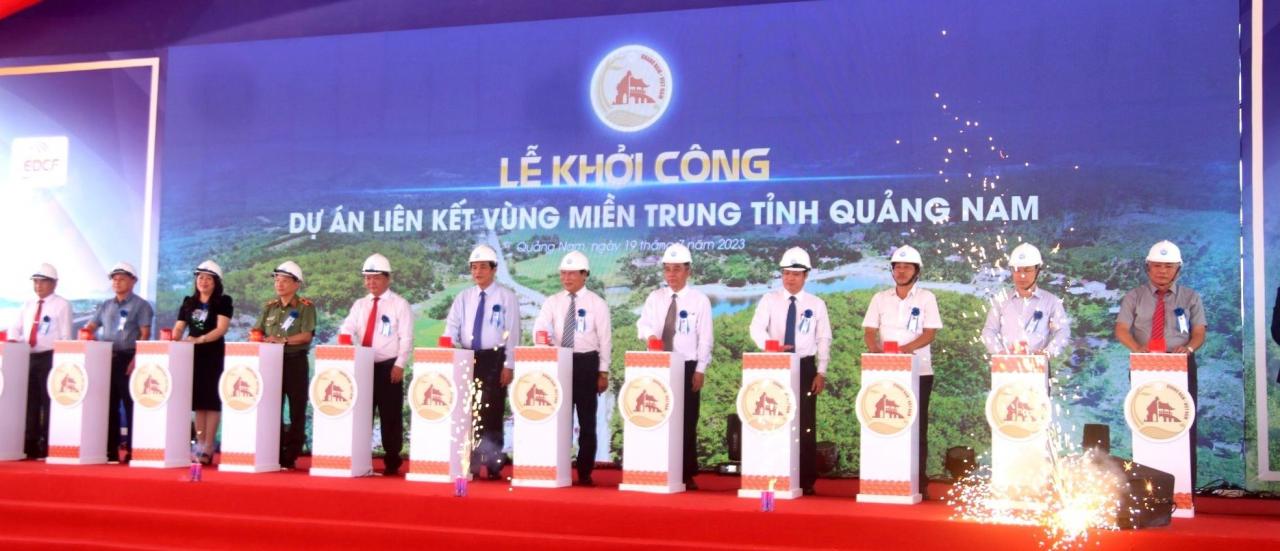 Lãnh đạo tỉnh nhấn nút khởi công dự án vùng miền Trung tỉnh Quảng Nam. Ảnh: DIỄM LỆ