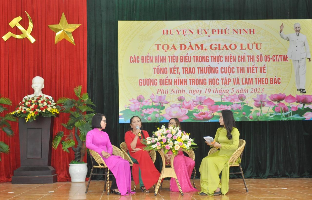 Ban Tuyên giáo Huyện ủy Phú Ninh tham mưu Ban Thường vụ Huyện ủy Phú Ninh tổ chức toạn đàm, giao lưu các gương điển hình thực hiện Chỉ thị 05 mừng kỷ niệm 133 năm sinh nhật Bác (tháng 5/2023). Ảnh: N.Đ