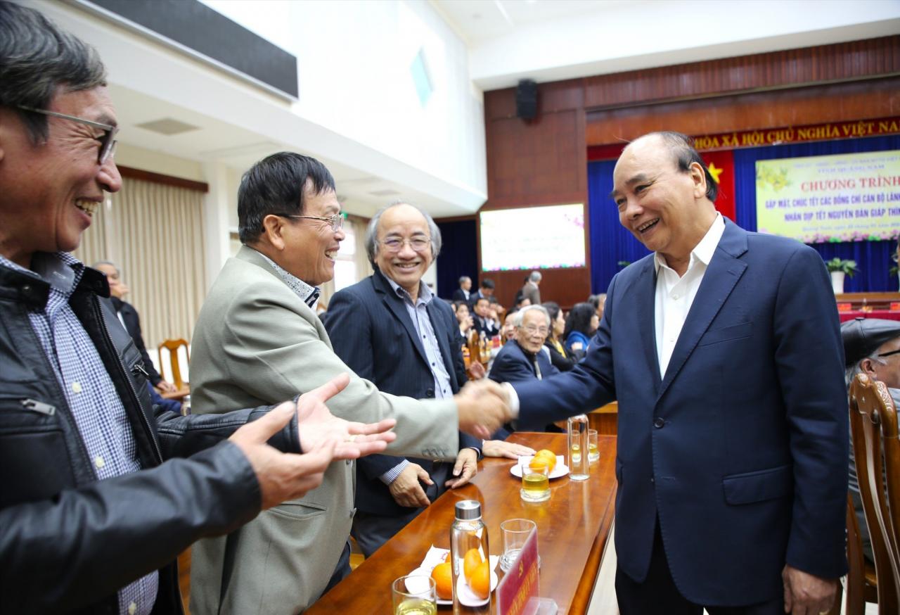 L'ancien président Nguyen Xuan Phuc a rendu visite à des fonctionnaires provinciaux à la retraite lors de la réunion. Photo : A.N.