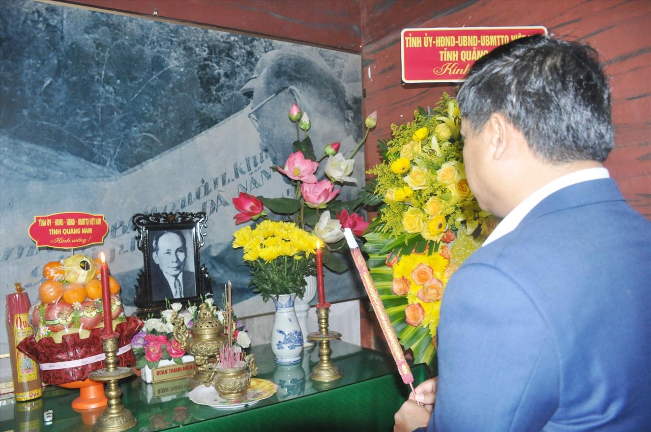 Le secrétaire provincial du Parti, Luong Nguyen Minh Triet, offre de l'encens en hommage au défunt président du Conseil d'État, Vo Chi Cong, au site des reliques du Comité du Parti de la zone 5. Photo : N.D.