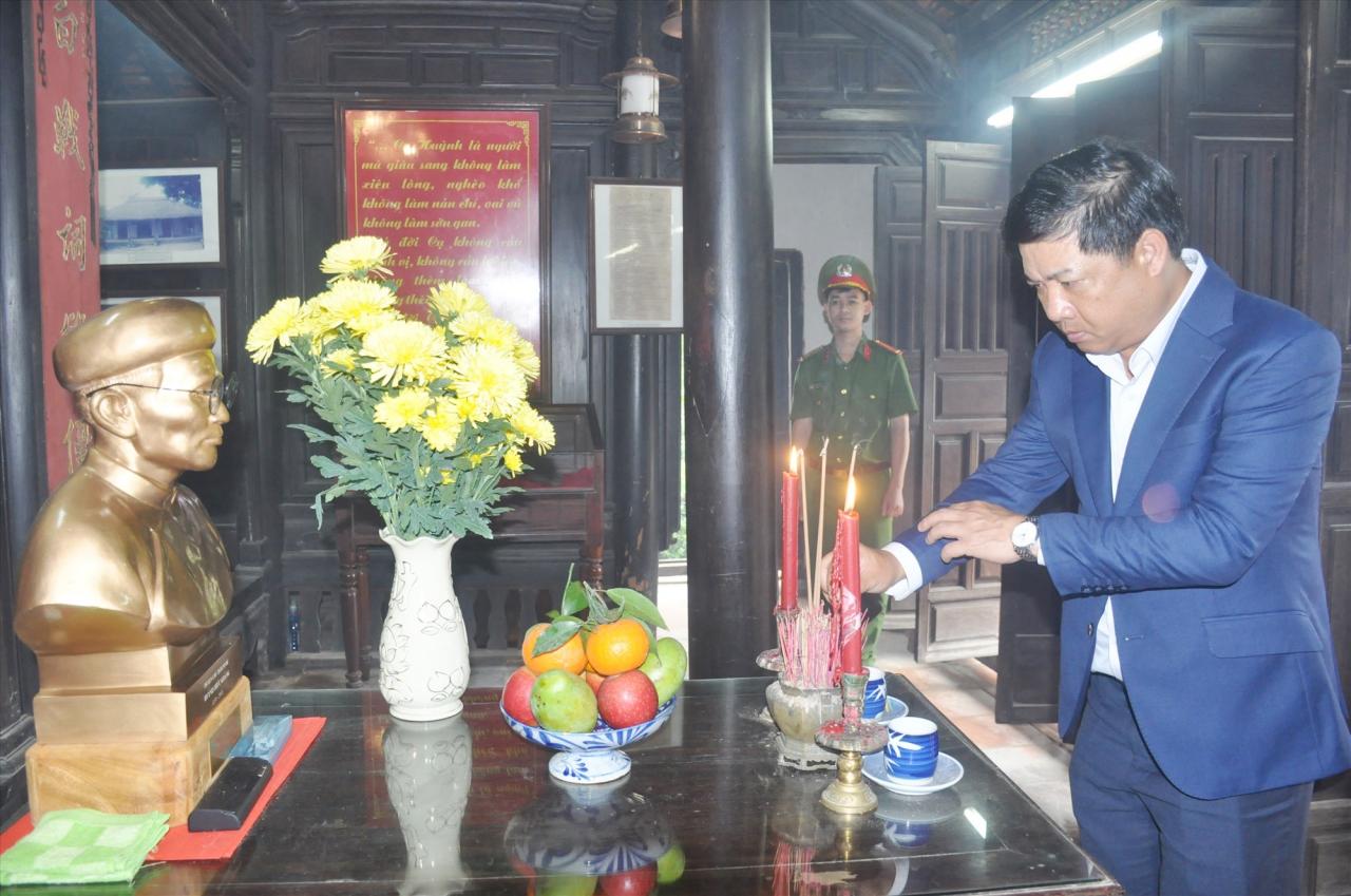 Provinzparteisekretär Luong Nguyen Minh Triet brachte im Huynh Thuc Khang Memorial House Weihrauch zum Gedenken an Herrn Huynh Thuc Khang dar. Foto: N.D.