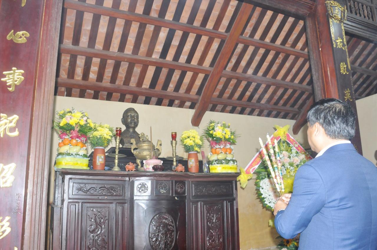 Le secrétaire provincial du Parti, Luong Nguyen Minh Triet, a offert de l'encens pour rendre hommage au patriote Phan Chau Trinh à la Maison commémorative de Phan Chau Trinh (commune de Tam Loc, Phu Ninh). Photo : N.D