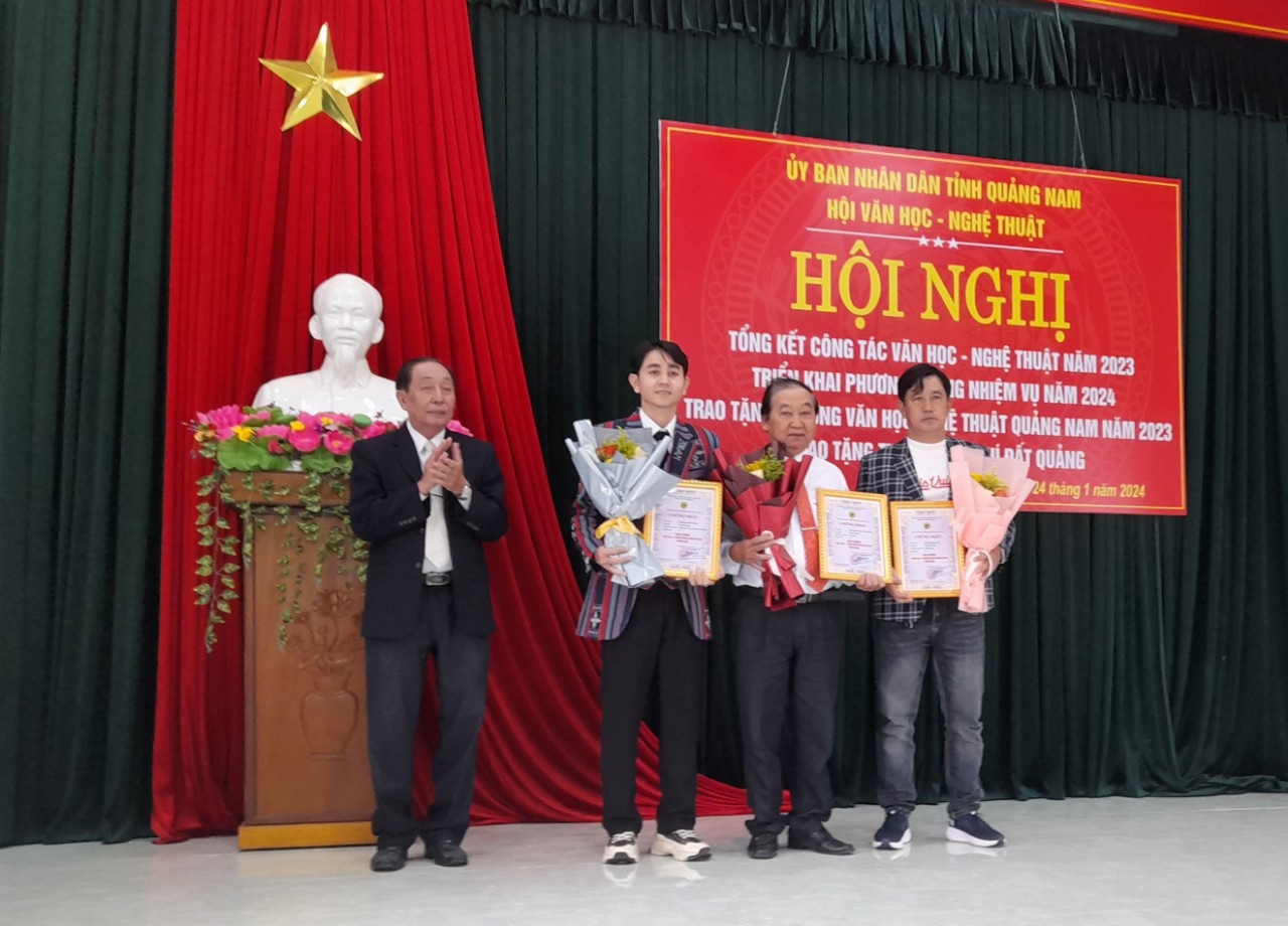 Verleihung des ersten Preises des Quang Nam Literature and Arts Award 2023 an die Autoren. Foto: T.B