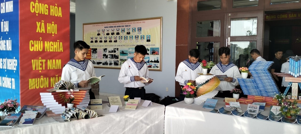 Les officiers et les soldats de la région navale 5 étudient des livres, des journaux et des documents sur les mers et les îles du Vietnam.