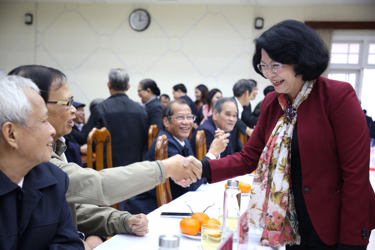 L'ancienne vice-présidente Dang Thi Ngoc Thinh a rendu visite aux dirigeants provinciaux à la retraite. Photo : N.D.