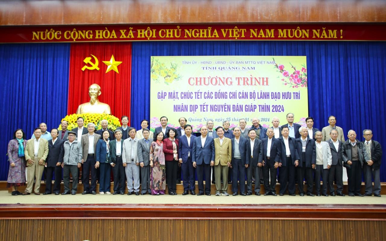 D'anciens dirigeants provinciaux et des dirigeants provinciaux ont pris des photos souvenirs avec l'ancien président Nguyen Xuan Phuc et l'ancien vice-président Dang Thi Ngoc Thinh. Photo : A.N.