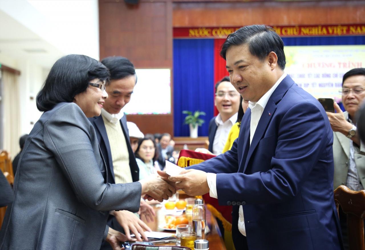 Le secrétaire provincial du Parti, Luong Nguyen Minh Triet, a rendu visite aux dirigeants provinciaux à la retraite et leur a donné de l'argent porte-bonheur lors de la réunion. Photo : A.N.