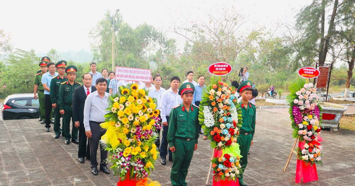 Bí thư Tỉnh ủy Lương Nguyễn Minh Triết viếng hương tượng đài chiến thắng Bồ Bồ và mộ cụ Phạm Phú Thứ